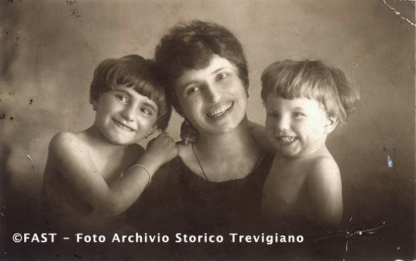 Ritratto in studio di Maria Marino con i figlio Resi e Lino